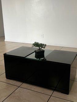 Coffee table with 2 drawers