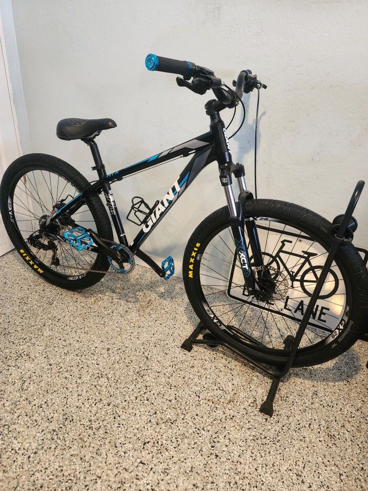 🔥🚲🔥Giant
ATX 27.5 2(upgraded, maxxis fat tires,handlebars, grips,pedas,single speed Crankset, 🔥