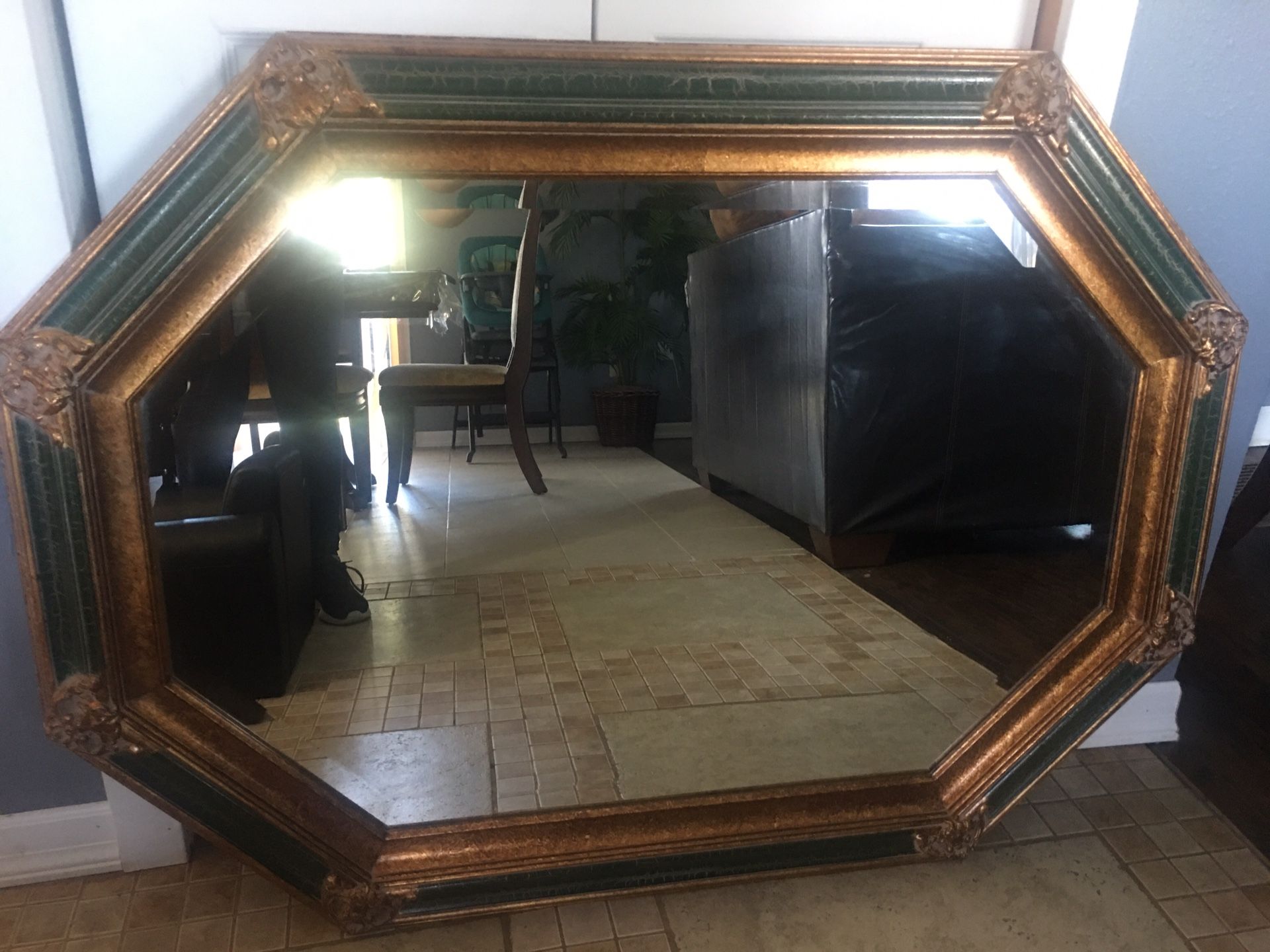 44”x32” mirror in excellent condition