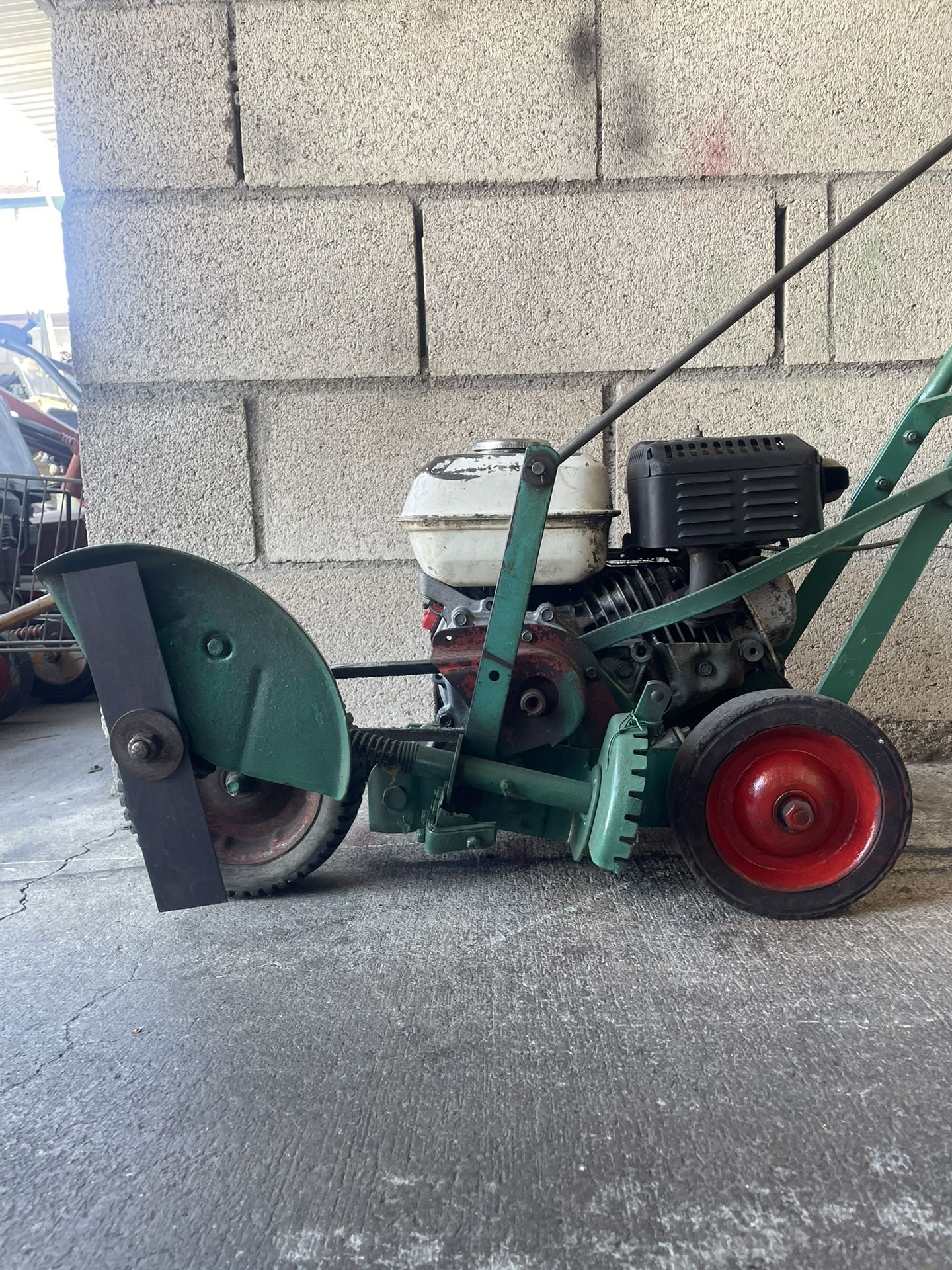 Walk Behind Edger With Honda Motor