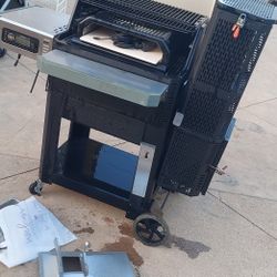 Masterbuilt Charcoal Grill (doesn't turn on, it could be minor issue, couldn't figure out) $325