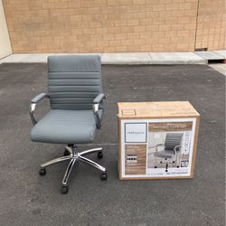 I Have Nine Of These Brand New Office Chairs, One In The Box. The Rest Are Put Together.