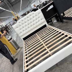  ✨ Queen Upholstered Platform Bed Frame – Tufted Crystal Headboard ✨ Upgrade your bedroom with this modern, glamorous queen bed frame!  Features: 	•	