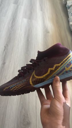 Indoor soccer cleats