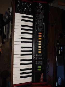 Behringer vocoder vc340 with microphone and original box and power cable like new condition