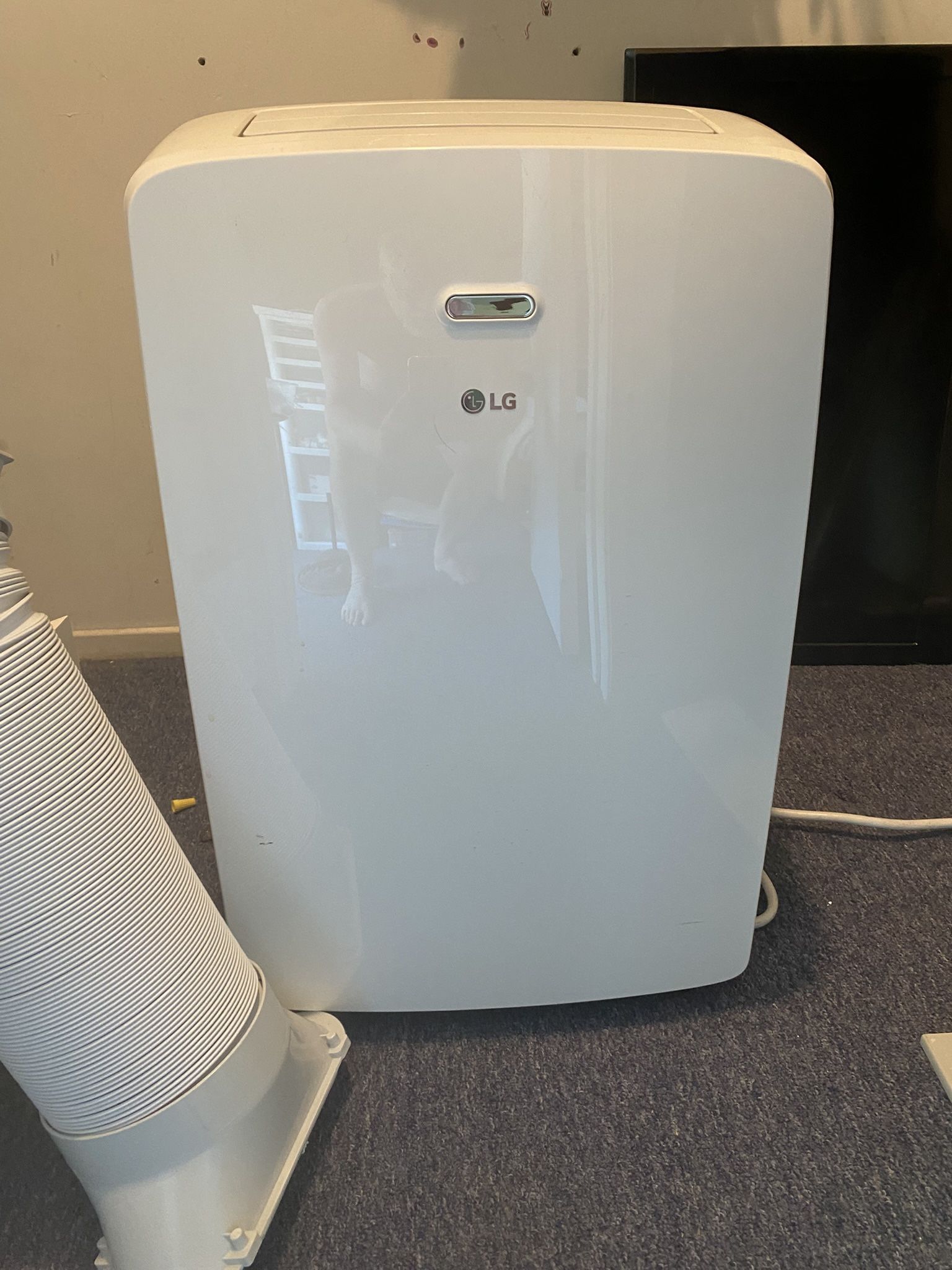LG  1017WSR.  Portable Air Conditioner 