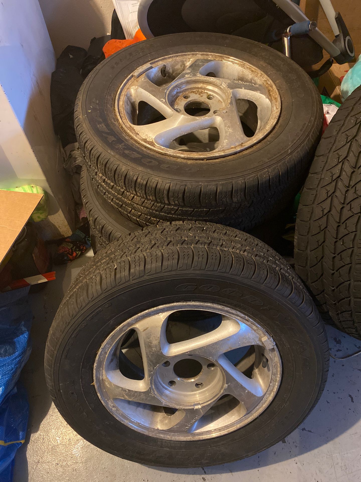 Goodyear 225/60R16 All Season tires and rims for Sale in Puyallup, WA