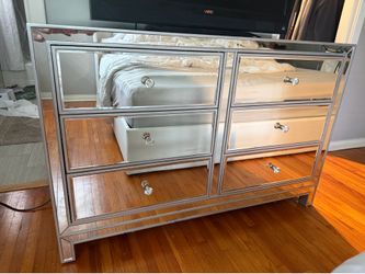 Mirrored dresser - 6 drawers
