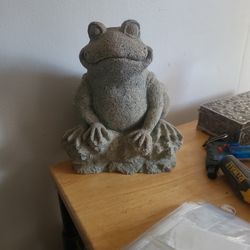 Solid Resin Molded Frog Garden Statue 