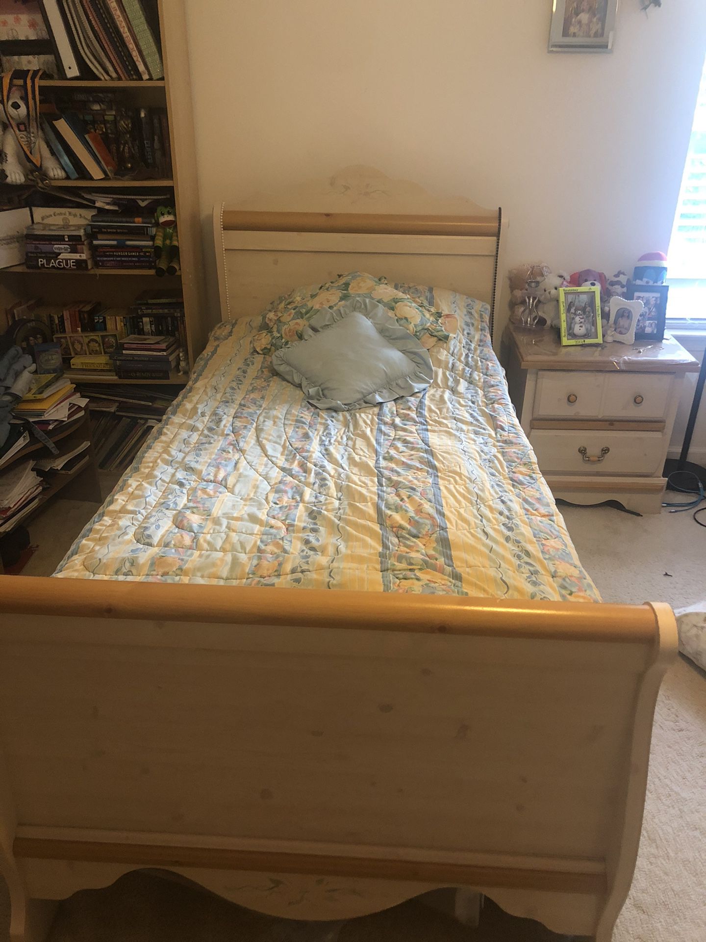 7 pieces bedroom set like new