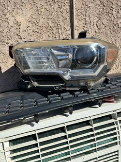 Luz y lo de frente de un Toyota Tacoma