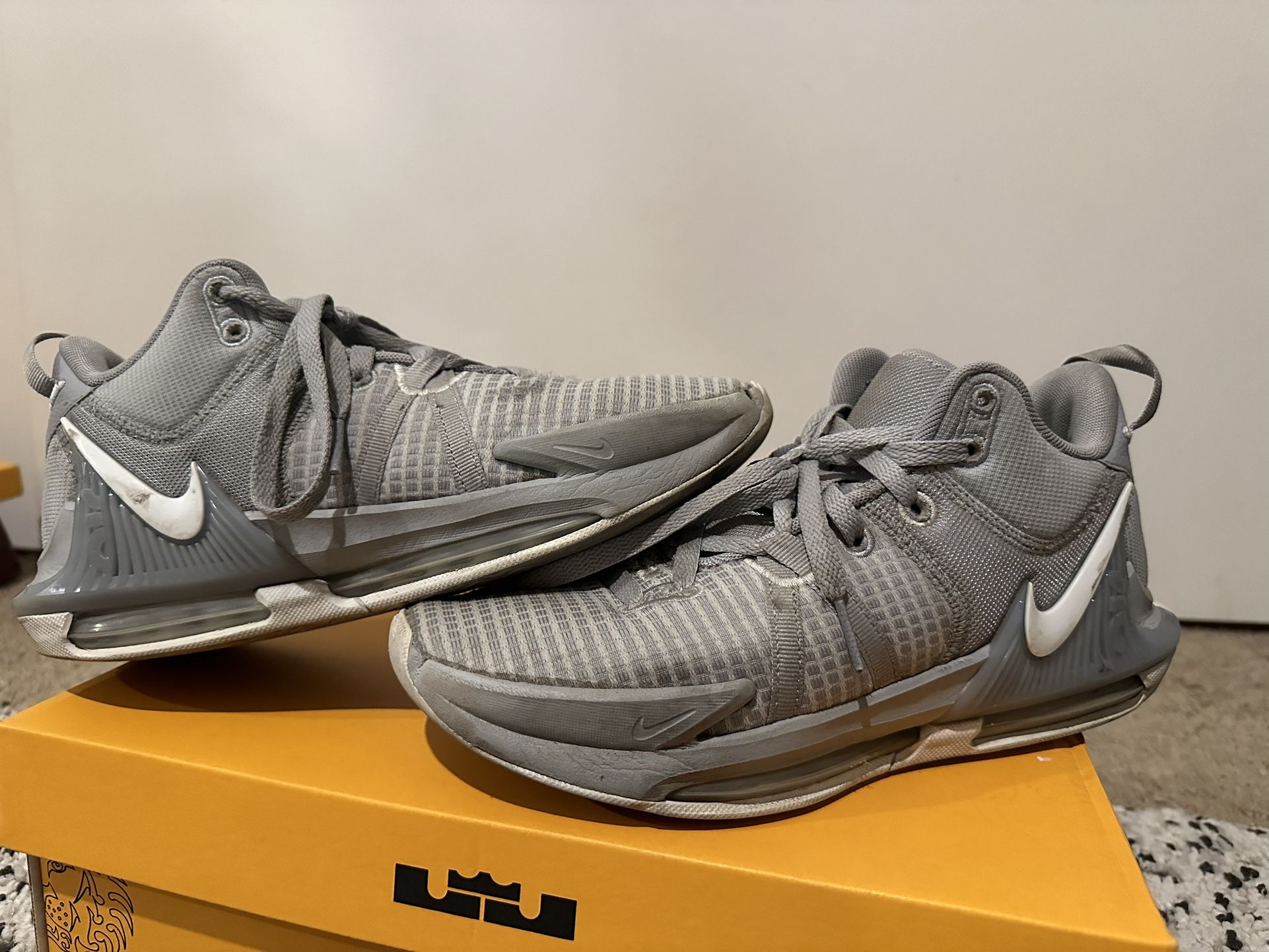 LeBron Witness 7 Basketball Shoes Youth 7.5