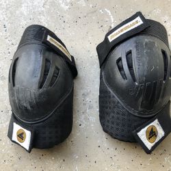 ROLLERBLADE / SKATEBOARD KNEE PADS 