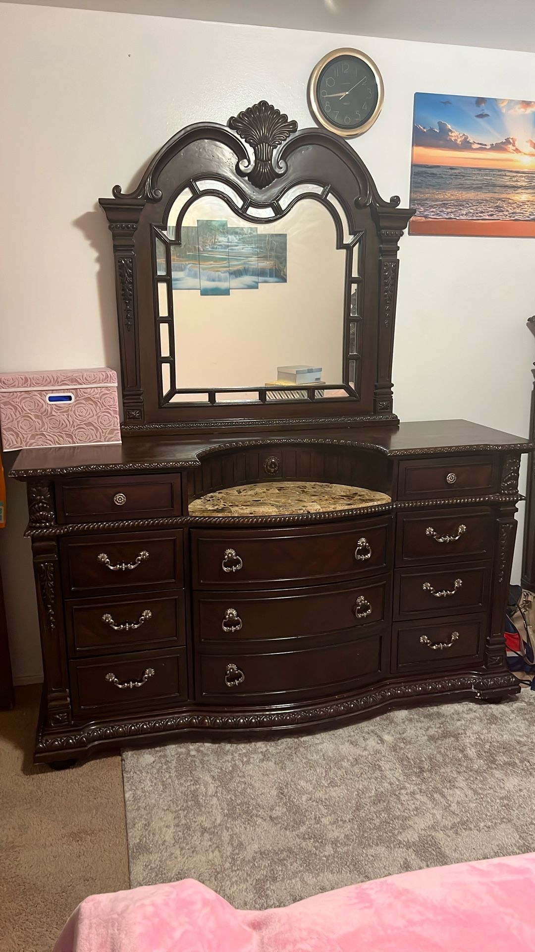 Bedroom furniture set