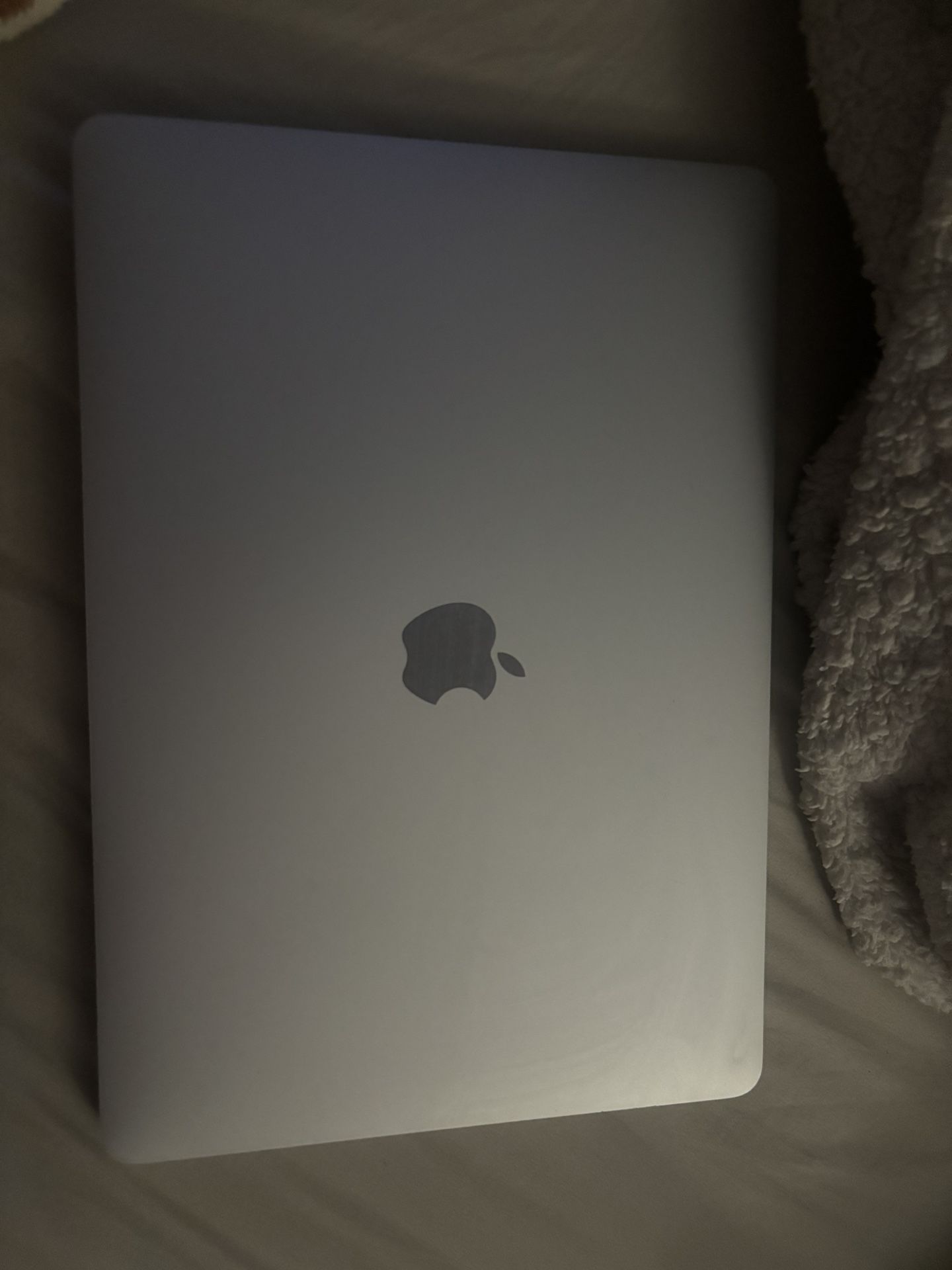MacBook Pro 13-inch, 2017, TwoThunderbolt 3 Ports