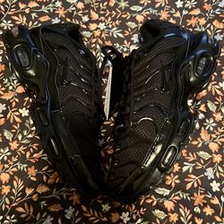 Size 7  Nike Air Max Plus Low Triple Black no box