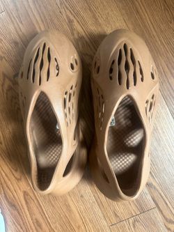 Women or Men Yeezy Foam Runners (Tan) Size 8 in Men 9 1/2 in Women