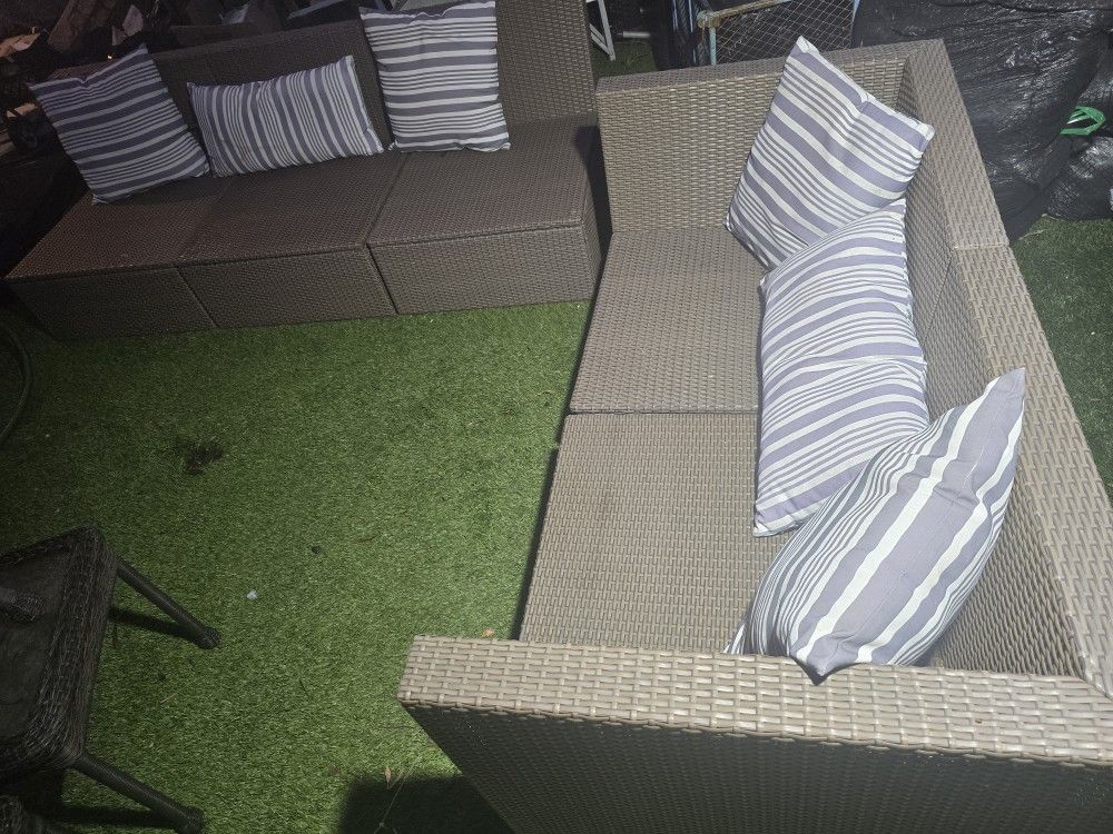 5-Piece Wicker Patio Furniture Set With Pillows
