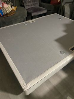 Adjustable bed base