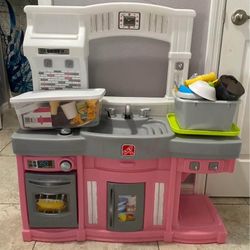Step 2 Play Kitchen including lots of accessories / food
