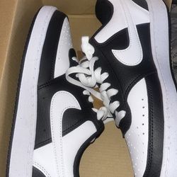 Nike, black and white, size 6.5 in women’s and 6 in men’s