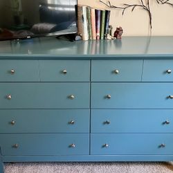 Dresser/nightstand combo. 