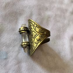 Vintage bronzer ring Adjustable size Gemstone in the center Not too sure which it is