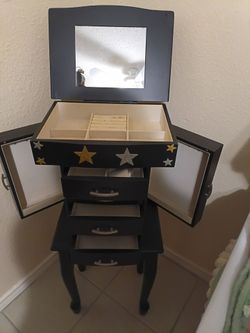 Jewelry cabinet