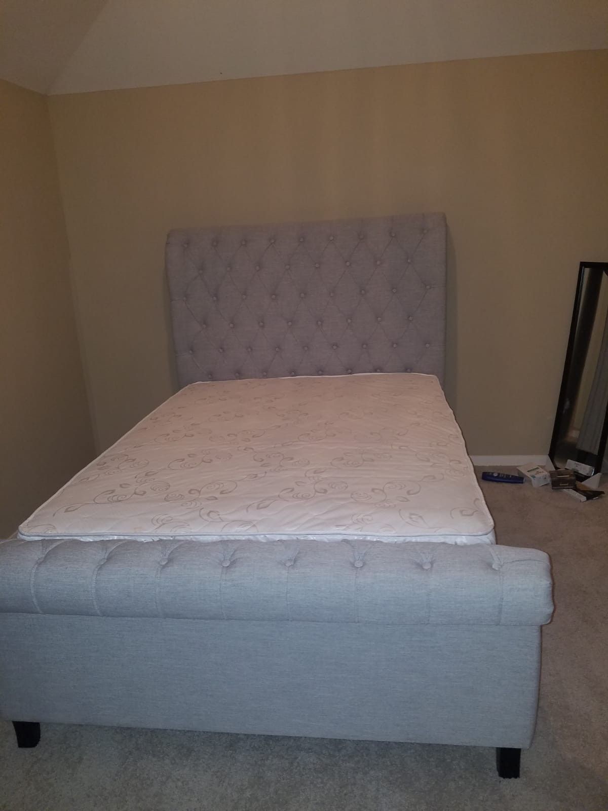 Queen bed frame whit mattress set