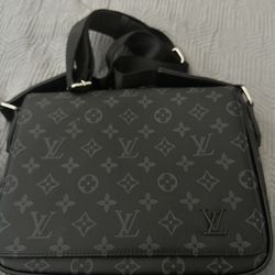 Louis Vuitton Authentic Crossbody Bag 