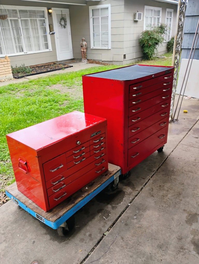 Mac tool box is a 2 piece all the drawers are working