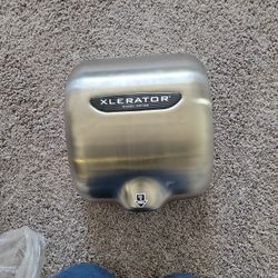 Xlerator Hand dryer