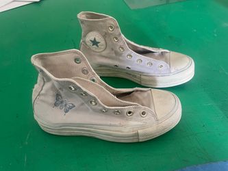 White womans Converse Chuck Taylor sneaker