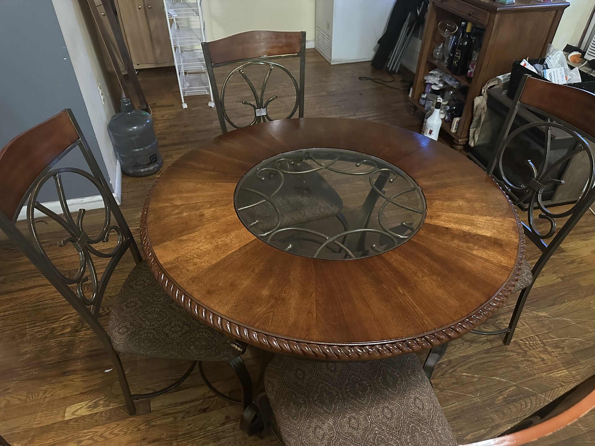 Dining set: 1 table, 4 chairs