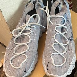 Nike women’s Space Hippie 04