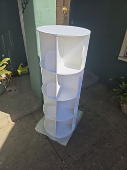 Rotating bookshelf