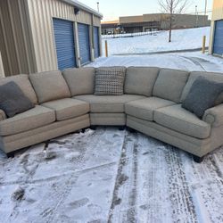 DELIVERY AVAILABLE 🚚🚛🚚 super Nice 3 Piece Smith Brothers Sectional  