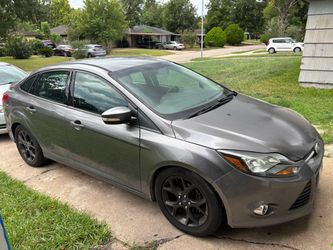 Ford Focus Sedan Gray