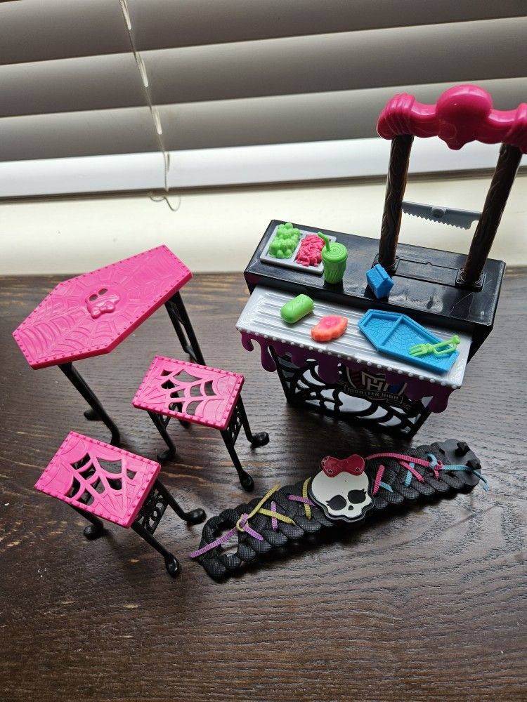 Monster High Beast Bites Cafe Set & Bracelet 2013