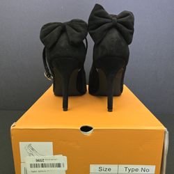 Size 7 High Heel With Bow Tie