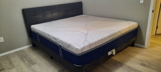 King bed, no box springs needed, light weight matteress. Was in a house with cats.
