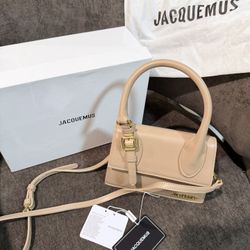 Jacquemus Women's Le Chiquito Moyen Boucle Bag