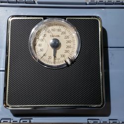Weight Scale In Working Condition, New And Clean ⚠️ With Cracked Plastic On The Front Of The Clear Cover. 