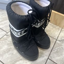 Moon Boots : Black , Size 9
