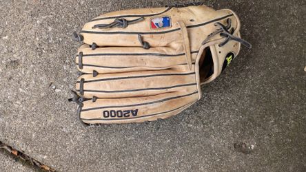 Used Wilson A2000 Baseball Glove for a Lefty