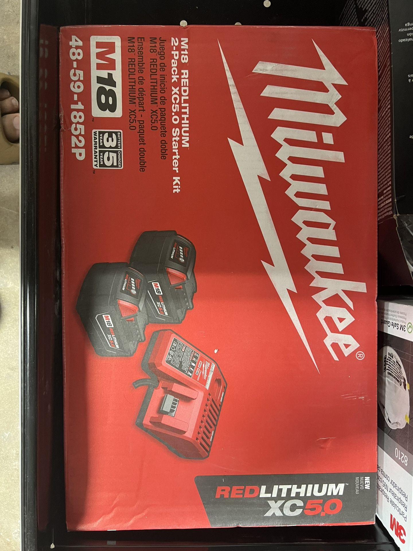 Milwaukee M18 Kit 2 Batteries And Charger 