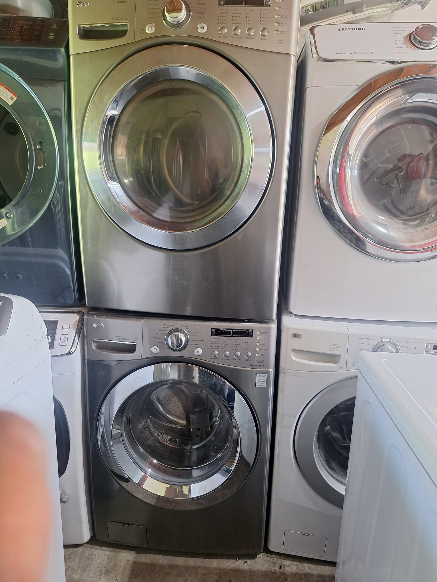 LG STEAM STAINLESS STEEL SET WASHER 4.5 AND GAS DRYER 7.5 CUFT 27”W HIGH EFFICIENCY 