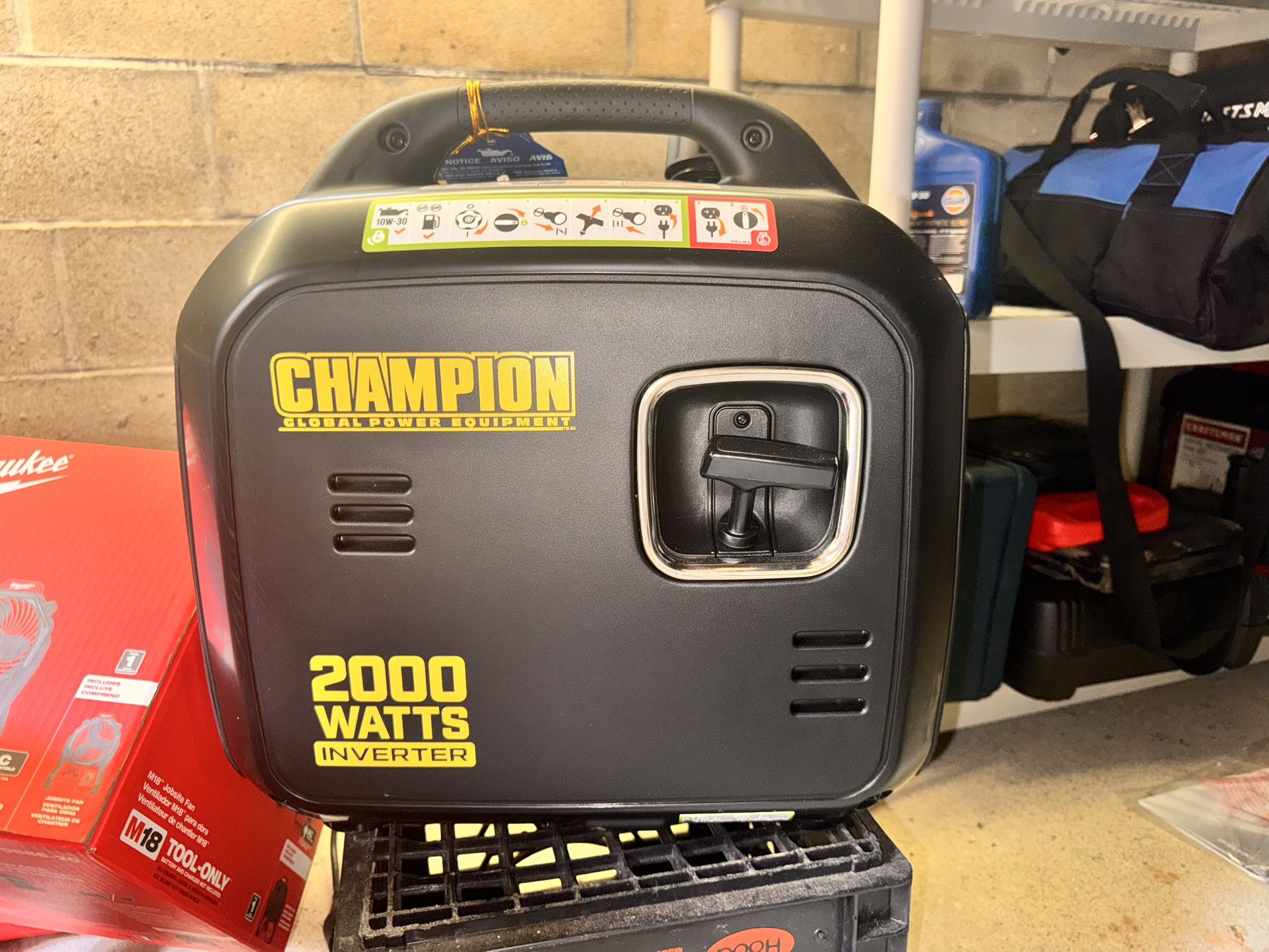 Generator Champion Global Power Equipment 2000 Watts Inverted