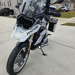 2015 BMW 1200GS ADVENTURE 
FULL EQUIPPED 25.106 MILES
 NEVER DROPPED ON THE FLOOR