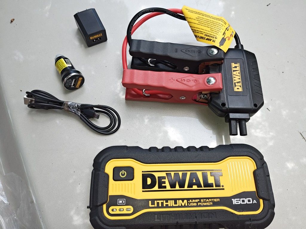 DeWalt 1600 A Jump Starter